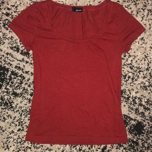 Basic scoop neck women’s tee